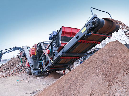 為什么礦山與建筑行業(yè)老板都在用履帶式移動(dòng)破碎站？ ——探秘紅星機(jī)器的“高效利器”