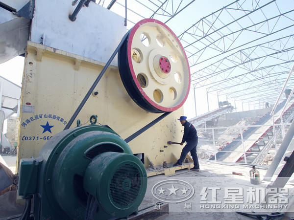 張旭在現(xiàn)場(chǎng)對(duì)設(shè)備進(jìn)行檢修 張旭在現(xiàn)場(chǎng)對(duì)設(shè)備進(jìn)行檢修