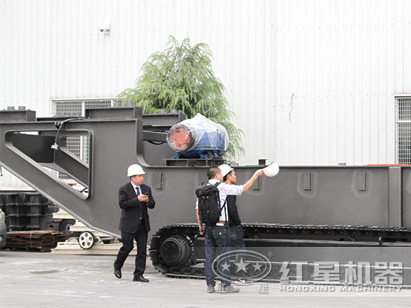 履帶式移動(dòng)破碎機(jī) 履帶式移動(dòng)破碎機(jī)